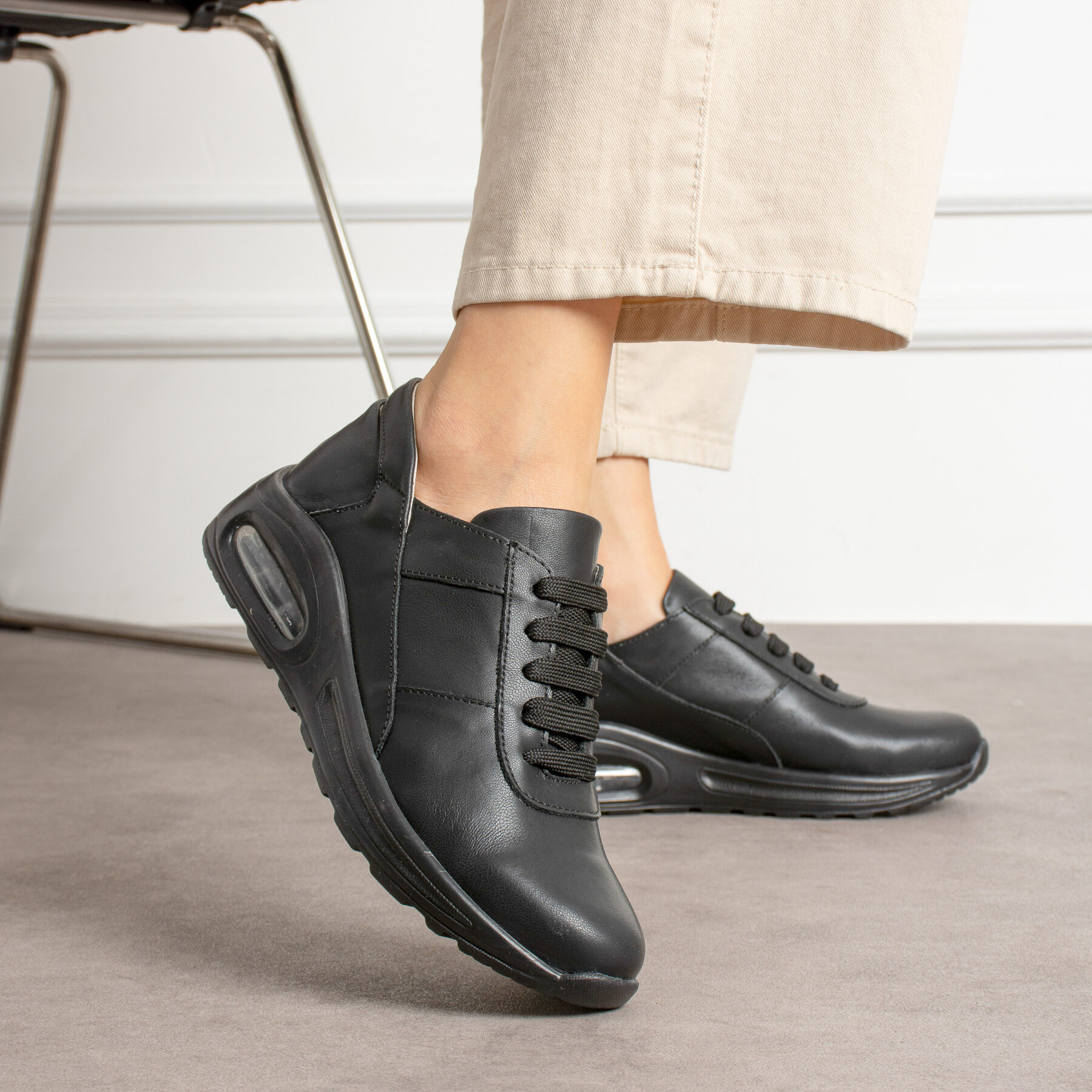 Zapatillas negras casual de piel para mujer