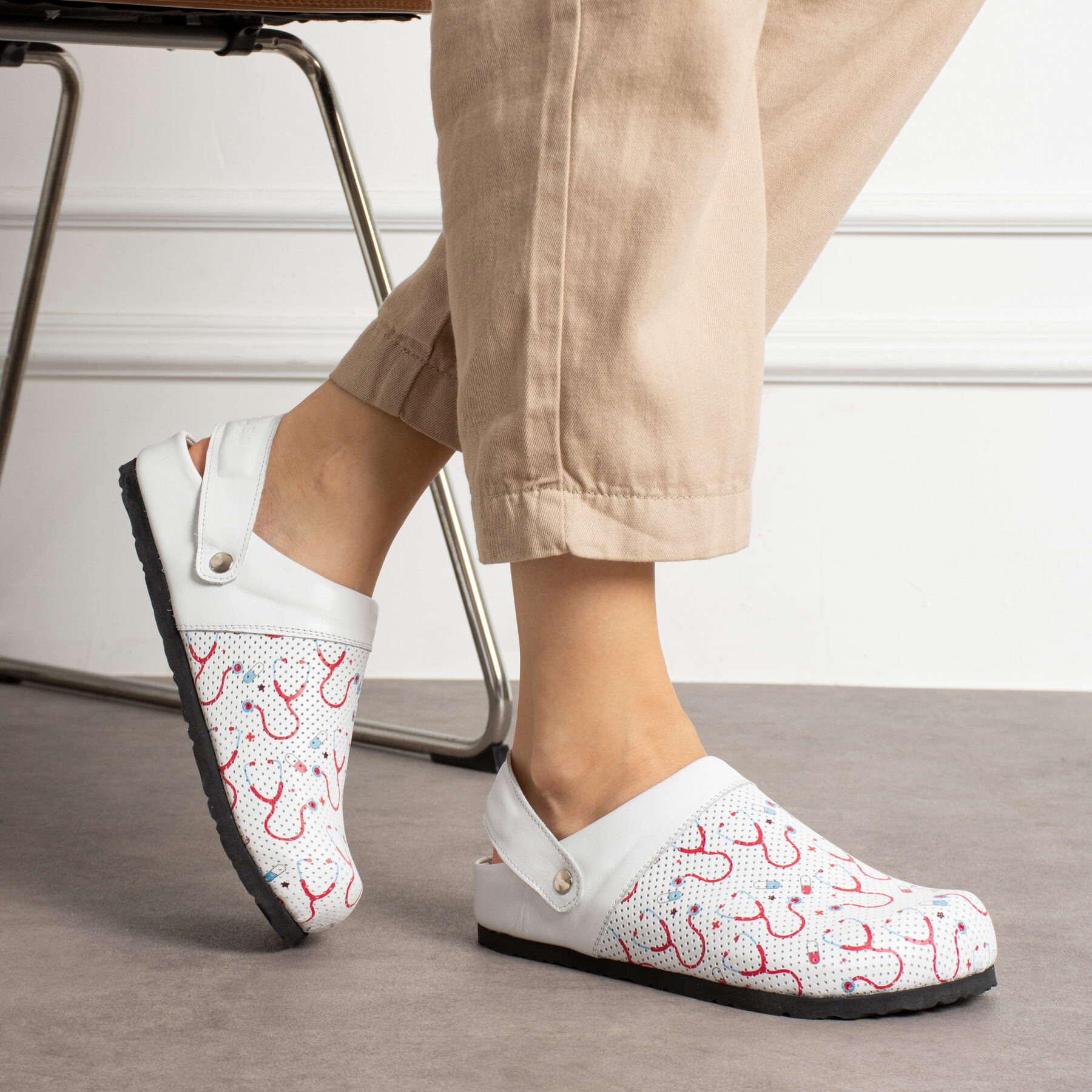 Zuecos sanitarios planos de piel para mujer