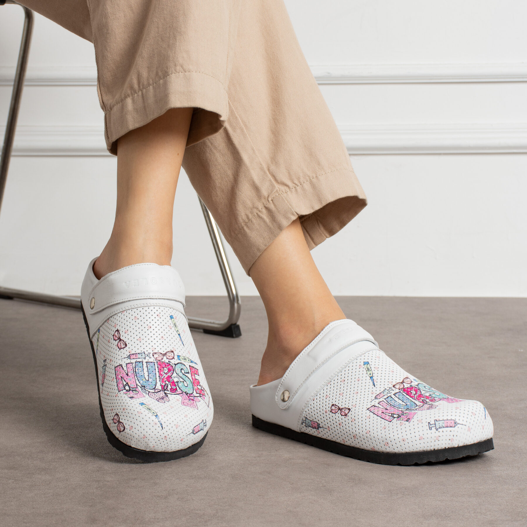 Zuecos sanitarios planos de piel para mujer