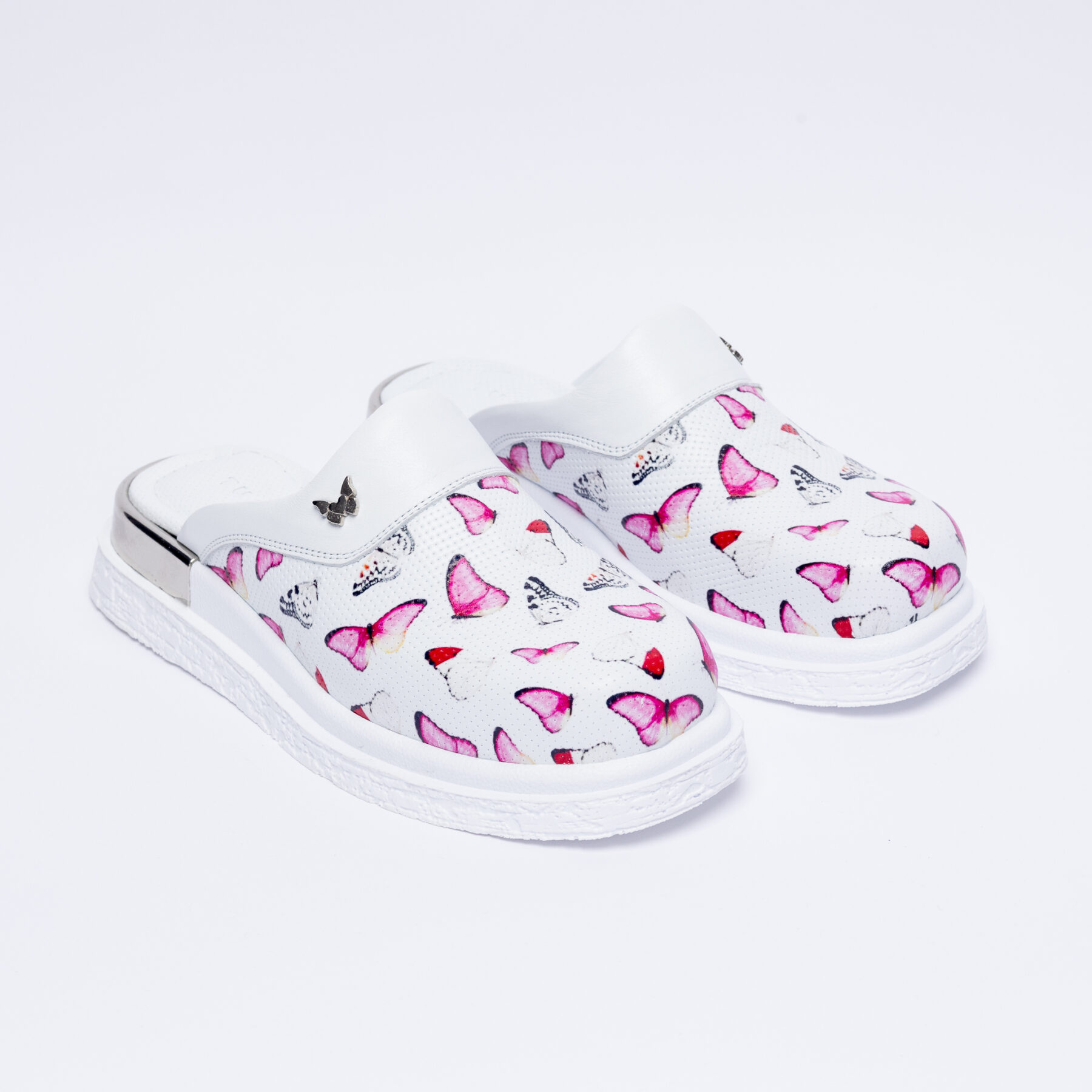 Zuecos cerrados cómodos de piel con estampado