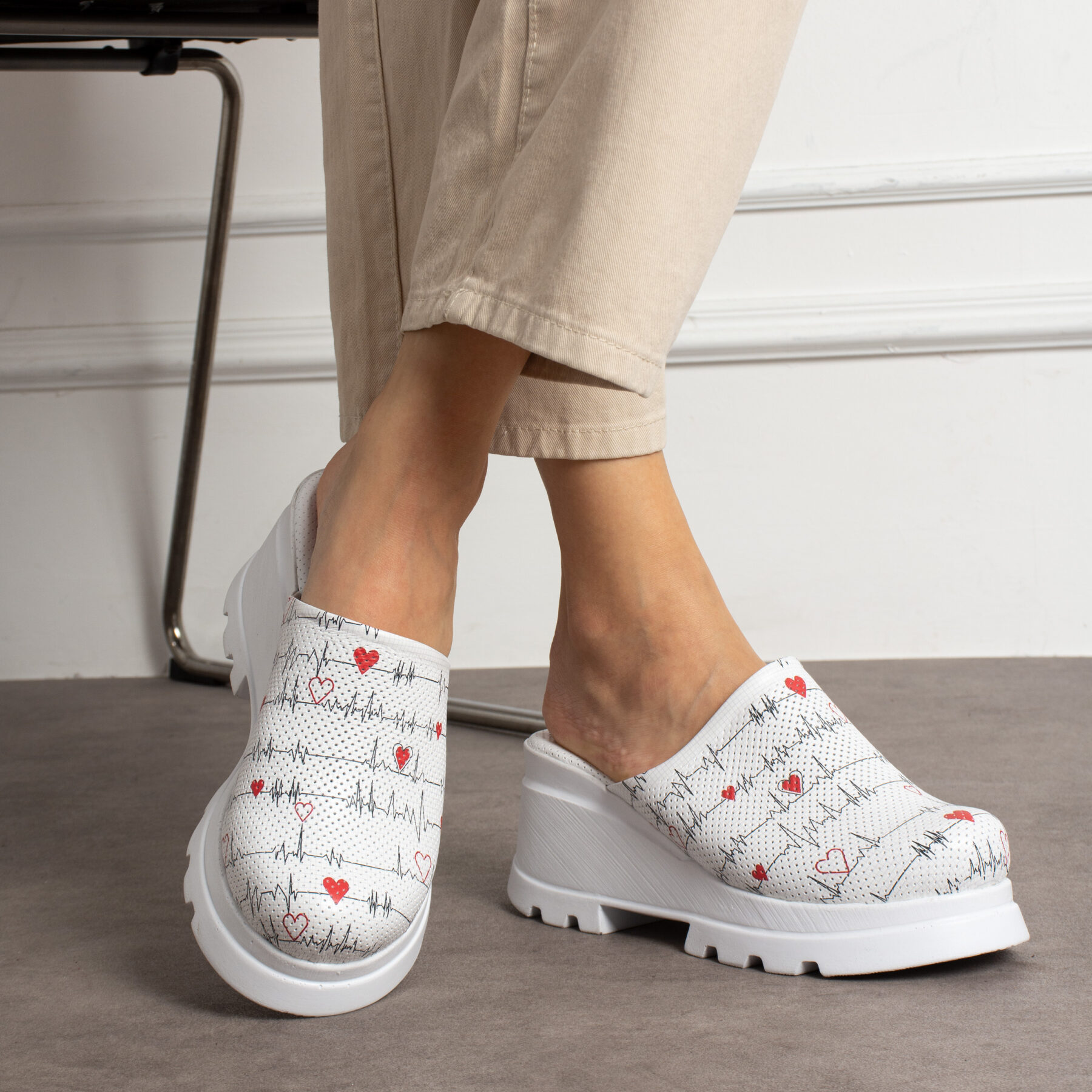 Zuecos sanitarios de piel con cuña para mujer